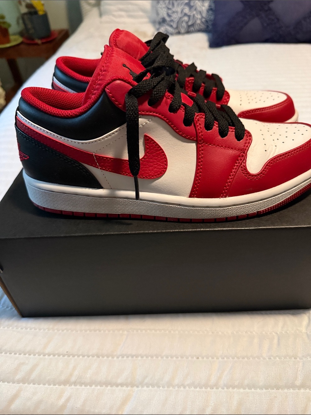 Nike Low-Top Sneakers in Red White Black